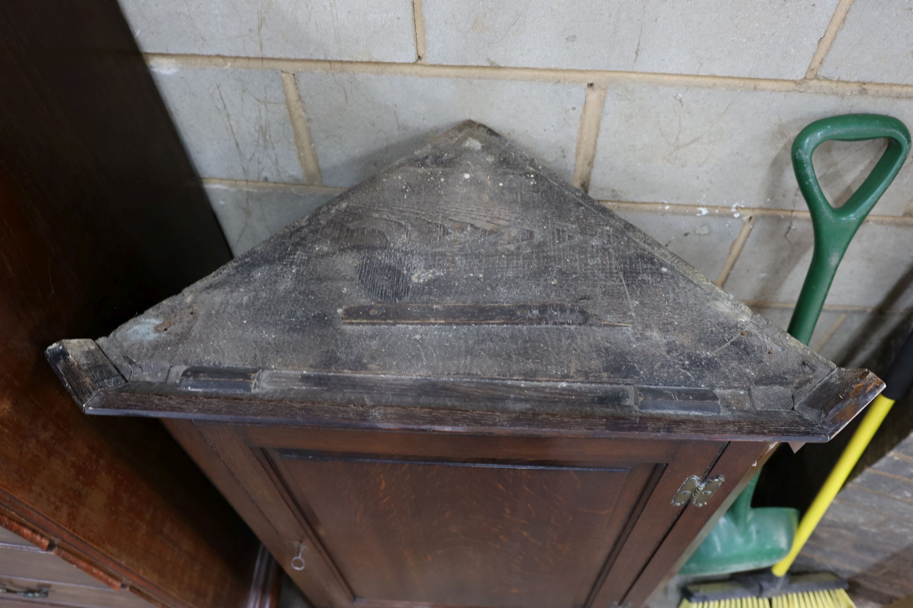 A George III oak hanging corner cabinet, width 83cm, depth 43cm, height 112cm